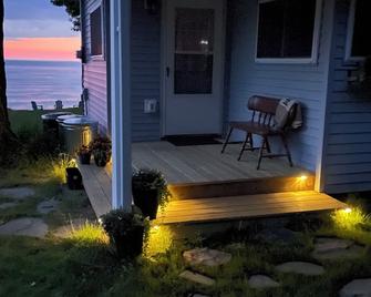 Sunset Serenity: Charming 2-bedroom cottage on picturesque Lake Ontario - Oswego - Binnenhof