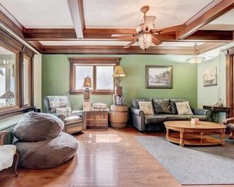 Enjoy Beachfront Living With family! - Racine - Wohnzimmer