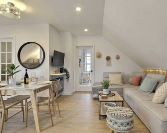 Lovely Boho Spa Sauna AC and Free Parking - كويبيك ستي - غرفة معيشة