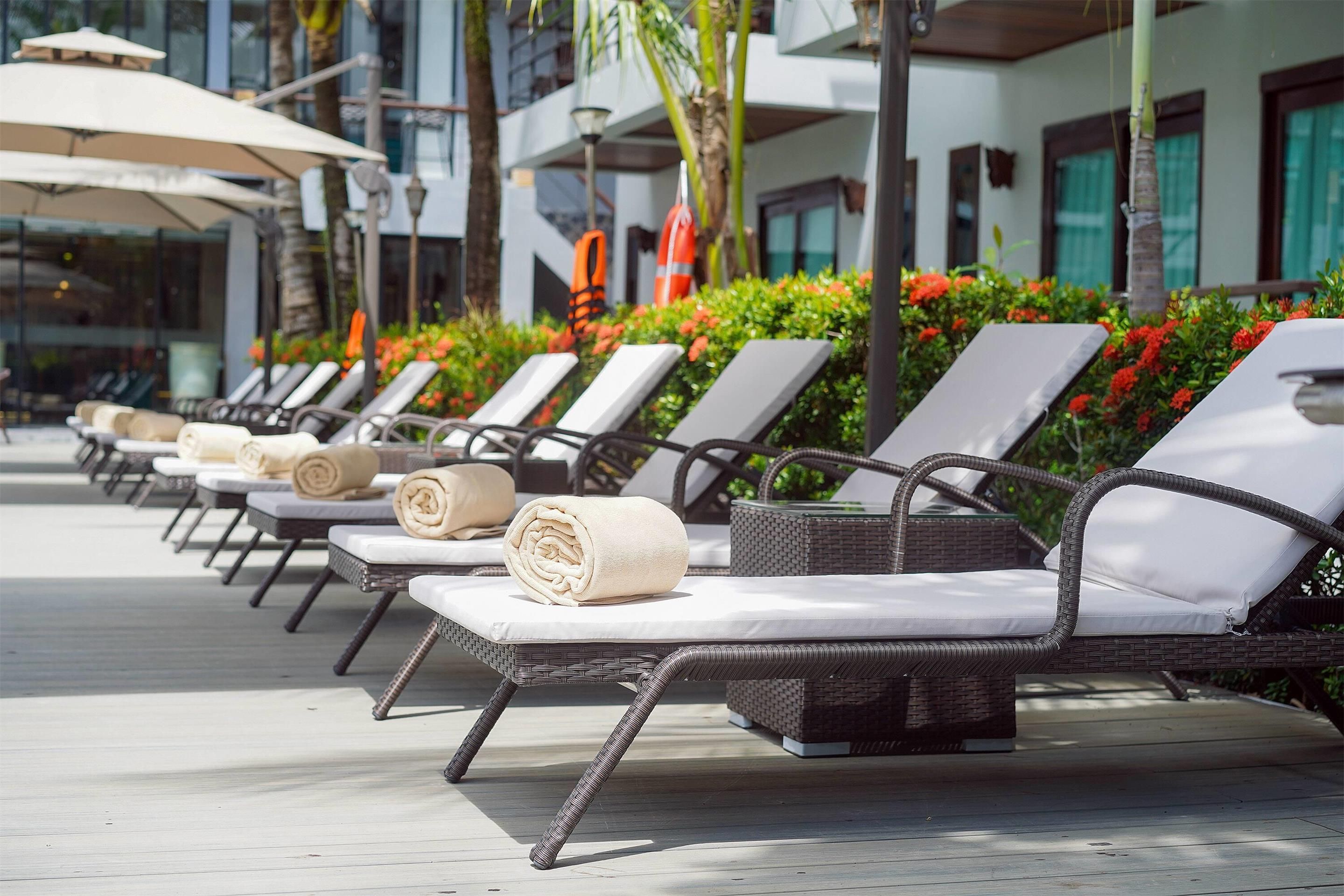 هوارد جونسون باي ويندام فوكيت نايانج - Sakhu - شرفة مرصوفة