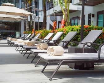 Howard Johnson by Wyndham Phuket Naiyang - Sakhu - Uteplats