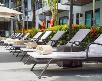 Howard Johnson by Wyndham Phuket Naiyang - Sakhu - פטיו