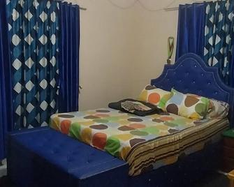 Charming 1-bedroom house with AC, WiFi in peaceful St. Helena Village Piarco - Piarco