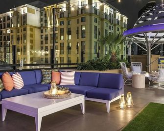 Unwind in a Tropical-Themed Room with Festive Vibes - San Diego - Patio