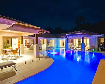 Studio room in luxury Home 5 min from the hussel and bussel of Noosaville - Noosaville - Pool