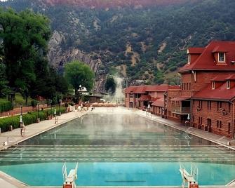 Escape to Glenwood Springs! Indoor Pool, Free Breakfast, Free Parking! - Glenwood Springs - Pool