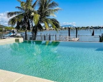 Welcome to 'Hinchinbrook Escape' Waterfront Townhouse with Marina Berth Pool Spa - Cardwell - Piscina