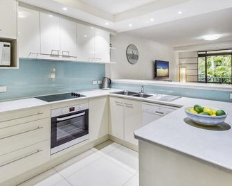 Naousa II - Noosa Heads - Kitchen