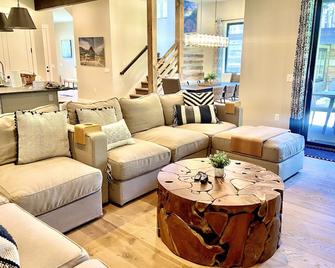 Premium 4BR/3.5B modern home near beach, skiing and downtown. Ping pong + bikes. - Whitefish - Living room