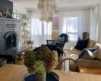 Book your waterfront stay! - Galiano Island - Living room