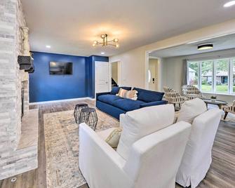 Beautiful-Clean-Modern-Convenient-Accessible Home - Overland Park - Living room