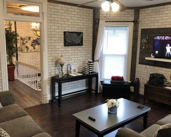 Historic Queen Anne . Walk to downtown, Harbor , St Clair River Walk - Port Huron - Living room