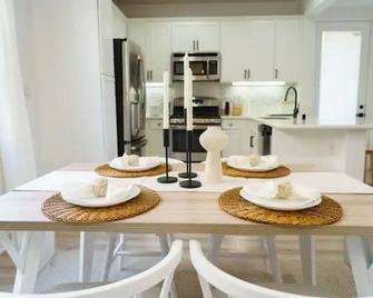 Modern Designer Home w/ King Bed - 30 minutes to all the theme parks! - Azusa - Dining room