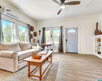 Cozy Urban Getaway Near Paseo Arts #22a - Oklahoma City - Living room