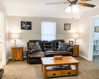 Cozy Beautiful View Upstairs 2 Bedrm 1 Bath Apartment Off I-55 In Gobbler Hollow - Pevely - Living room