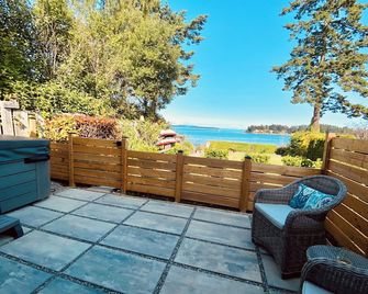 Seaside Haven Oceanfront Suite - Private Hot Tub - Sidney - Balcony