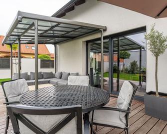 Escape The Ordinary (Sauna & Jacuzzi) - Jesenice - Innenhof