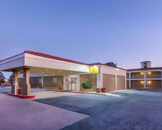 Super 8 by Wyndham Abilene North - Abilene - Edificio