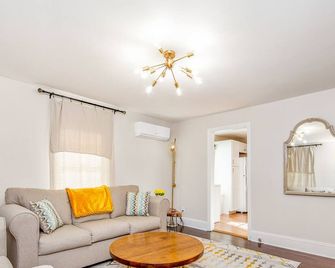 The Ramsey Rose Residence - Fayetteville - Living room