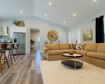 Greene Acre Getaway A/C Sleeps 8! - Rochester - Living room