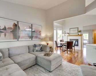Tasteful Tualatin Home 40 Mi to Willamette Valley - Tualatin - Living room