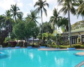 RedDoorz @ Classique Pan Oriental Hotel and Resort Batangas - Ciudad de Batangas - Piscina