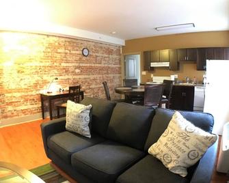 Renovated, Pet Friendly Apt Perfect for Professionals, Travel Nurses + Students - Baltimore - Living room