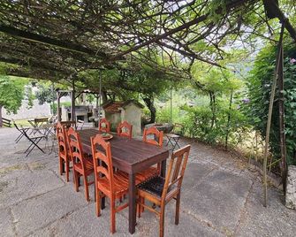 Casa de Emaús - Gerês: A cozy refuge with a swimming pool and an unforgettable rural soul - Chorense - Patio