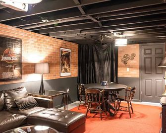 10 mins away from Downtown Detroit Cozy Bespoke Home 6BDs Washer Dryer Smart TV - Warren - Lounge