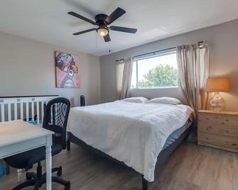 Entire Private 3-Bedroom Home w King Bed, Crib, near Bay Beach - Chula Vista - Habitación