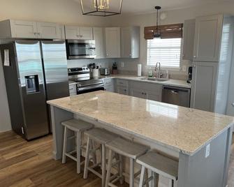 Camp Cocodrie- Premier Waterfront Fishing And Hunting Lodge - Chauvin - Kitchen