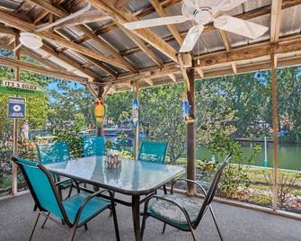 Weeki Mermaid Retreat - Kayaks, Sups, Dock & Lanai - Weeki Wachee - Patio