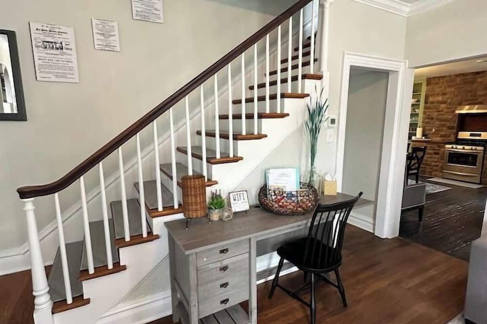 Spacious Group Stay Near Gettysburg Room for All & Easy Day Trips Nearby - New Oxford - Stairs