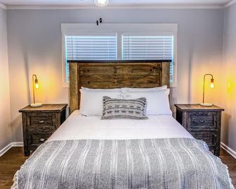 NRH Retreat in the Heart of it All! Sleeps 8! - North Richland Hills - Bedroom