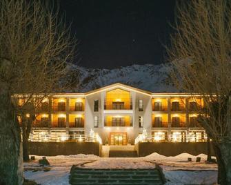 Intourist Kazbegi - Stepantsminda - Gebäude