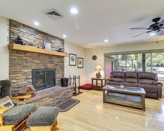 Dog-Friendly Home on Pinetop Lakes Course! - Pinetop-Lakeside - Living room
