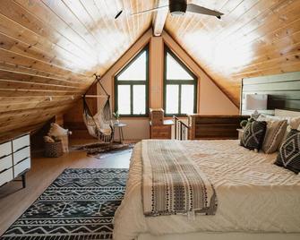Lovers nest by Casa Oso with private hiking trails and pond - Mariposa - Bedroom