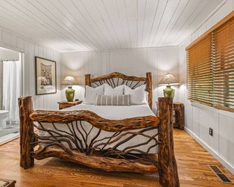 Highlands cabin on scenic pond, 6 min drive to Main Street and pet friendly! - Highlands - Bedroom