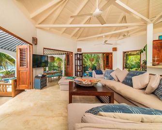 The Beach House You Have Been Dreaming About! - Treasure Beach - Living room