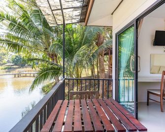 De Bua Valley - Ban Patirup Thidin - Balkon