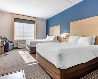 Quality Inn & Suites - Oakville - Bedroom
