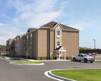 Near I-79 for Easy Transit | 2 Budget Stays w/ Free Parking - Fairmont - Gebouw