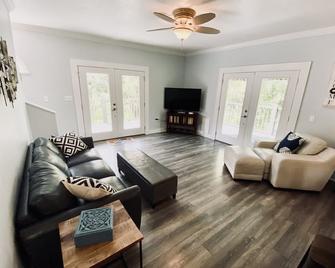 The pass tree house in downtown - Pass Christian - Living room