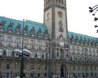 Family room with full bathroom and WC - Hamburgo - Edificio