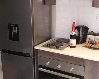 Immaculate and Beautiful Chalet - fully equipped - Kempton Park - Cocina
