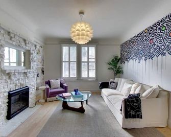 Charming, Fully Updated 1-Bedroom in the Castro with Private Deck & City Views - San Francisco - Sala