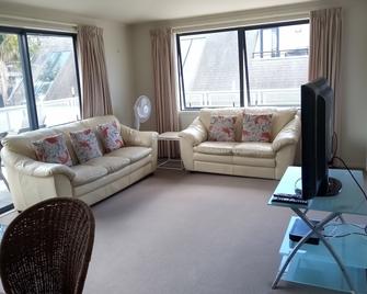 Atlas Suites and Apartments - Mount Maunganui - Living room