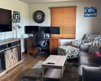 Cozy Home With Hot Tub - Kimberly - Living room