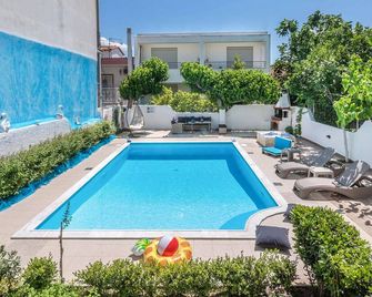 Stunning home in Lechaio Corinthias - Lechaio - Piscina
