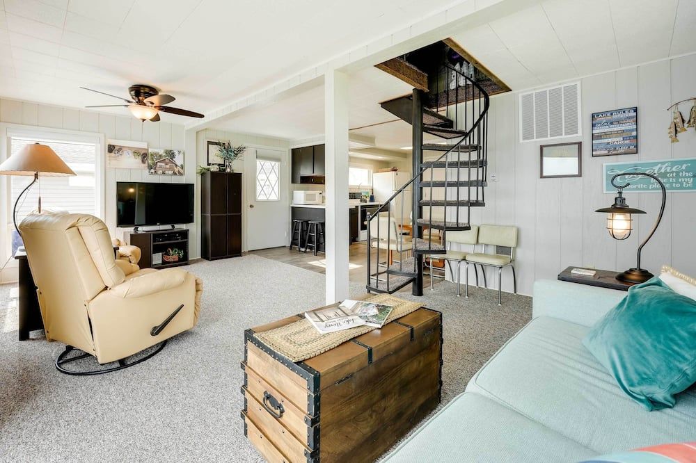 The Legend of John Dillinger Lives Here - Fremont - Living room